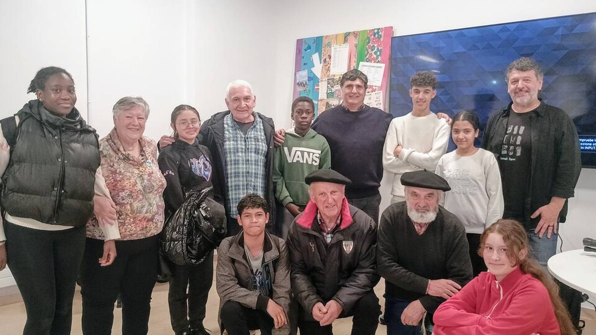 [ARGAZKI GALERIA] Iurretako berbeta eta literatura hartu dute langai Juan Orobiogoitiako ikasleek