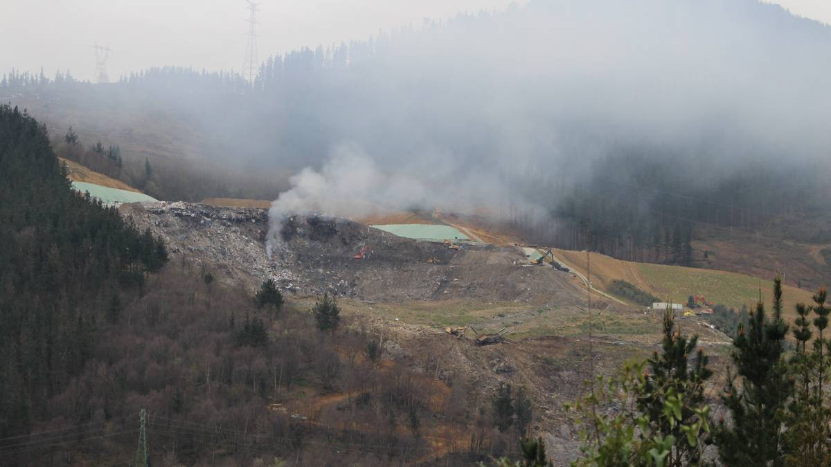 Gaur sei urte betetzen dira Eitzagako hondamenditik