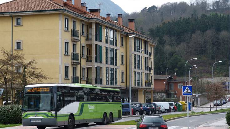 Mañaritik Bilbora doan autobusaren ordutegia zabaltzea eskatu du EH Bilduk