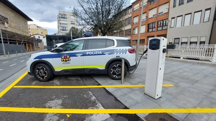 Auto elektrikoentzako kargagailua ipiniko dute San Agustinalden, udal ibilgailuentzat