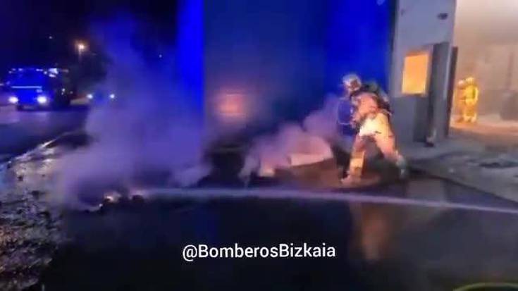 [BIDEOA] Elorrioko enpresa baten barruan piztutako sutea itzali dute suhiltzaileek goizaldean