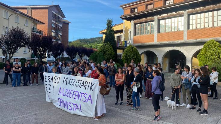 Zaldibarko eraso matxista gaitzesteko elkarretaratzea egin dute