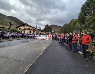 [ARGAZKI GALERIA] Oroimen ekitaldia egin dute Eitzagan, zabortegiaren amiltzearen seigarren urteurrenean