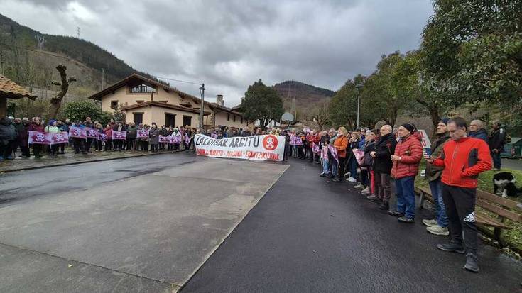 [ARGAZKI GALERIA] Oroimen ekitaldia egin dute Eitzagan, zabortegiaren amiltzearen seigarren urteurrenean