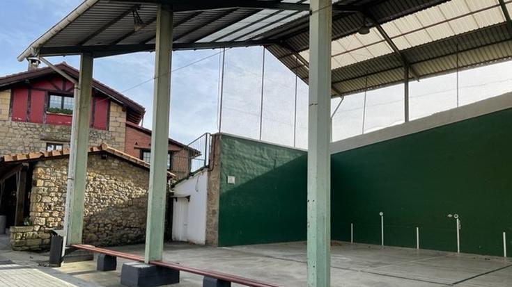 Etxanoko frontoiko aldagelak eta komunak berritzen hasi dira