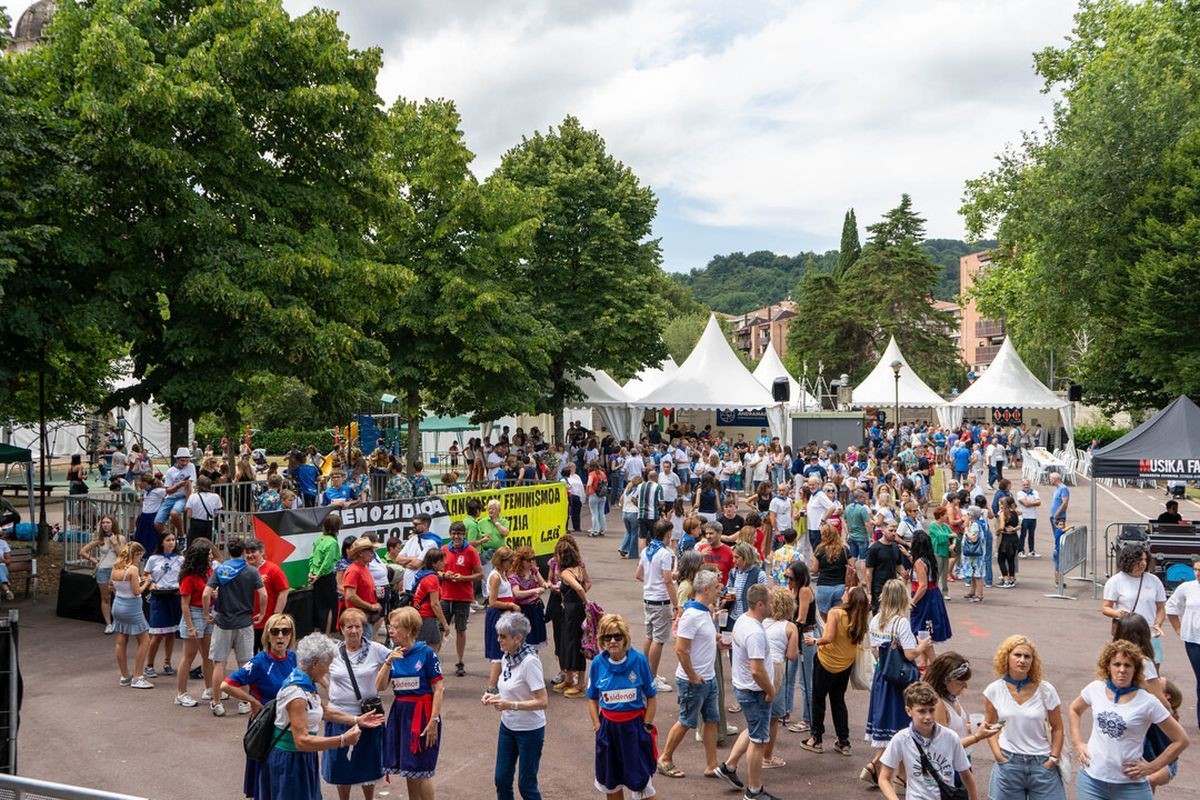 Zornotzarrak prest daude herria marea urdin bihurtzeko
