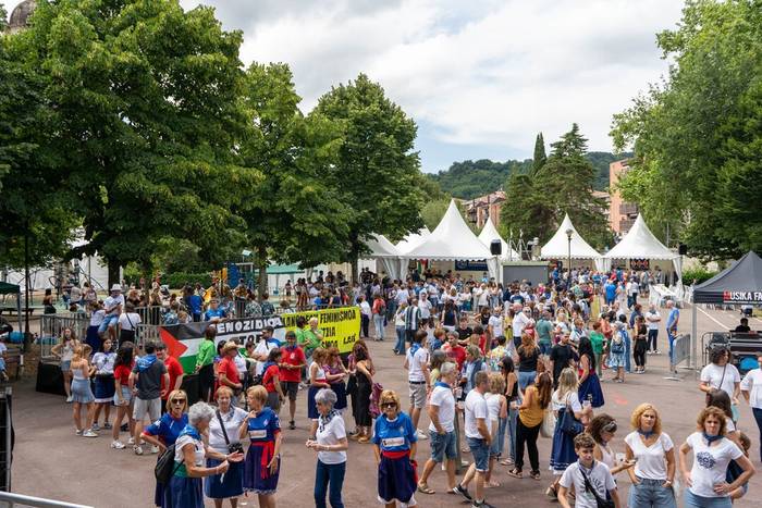 Zornotzarrak prest daude herria marea urdin bihurtzeko