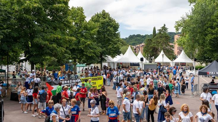 Zornotzarrak prest daude herria marea urdin bihurtzeko