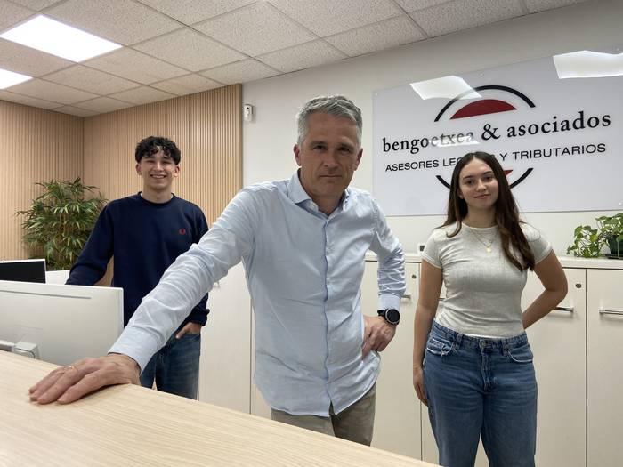 "Zergak kontu teknikoak dira eta aditu bategaz lantzea komeni izaten da"