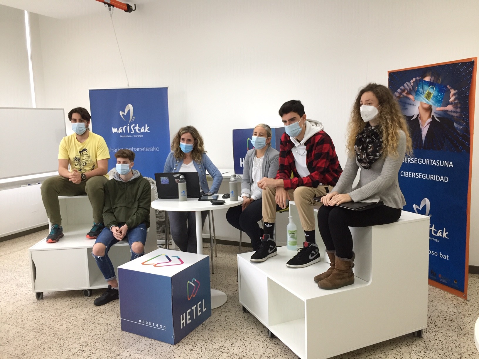 Zibersegurtasunean sakontzeko emandako pausoak eta bizitako esperientziak partekatu ditu Maristak Ikastetxeak