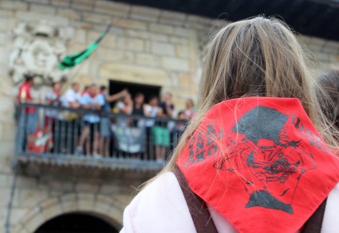 Herritarrek begi onez ikusten dute txupinazoa aurreratzea