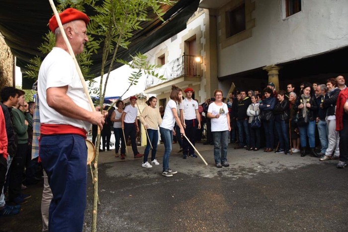 Hainbat belaunalditako auzokideek Dantzari-dantza parekidea dantzatu dute Amatzan - 5