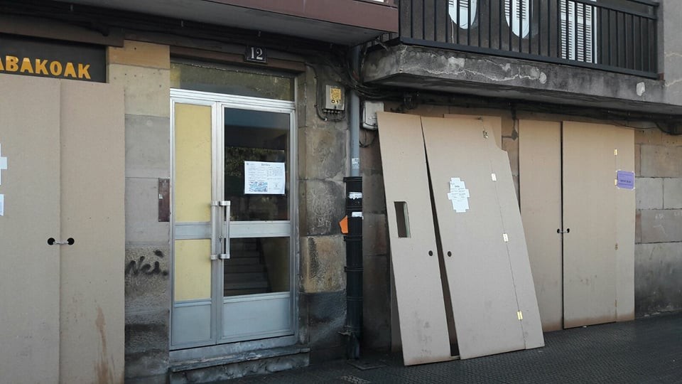 Txosnagunearen inguruko portalak babesten dituen egurrezko egitura gainera erori zitzaion emakume bati