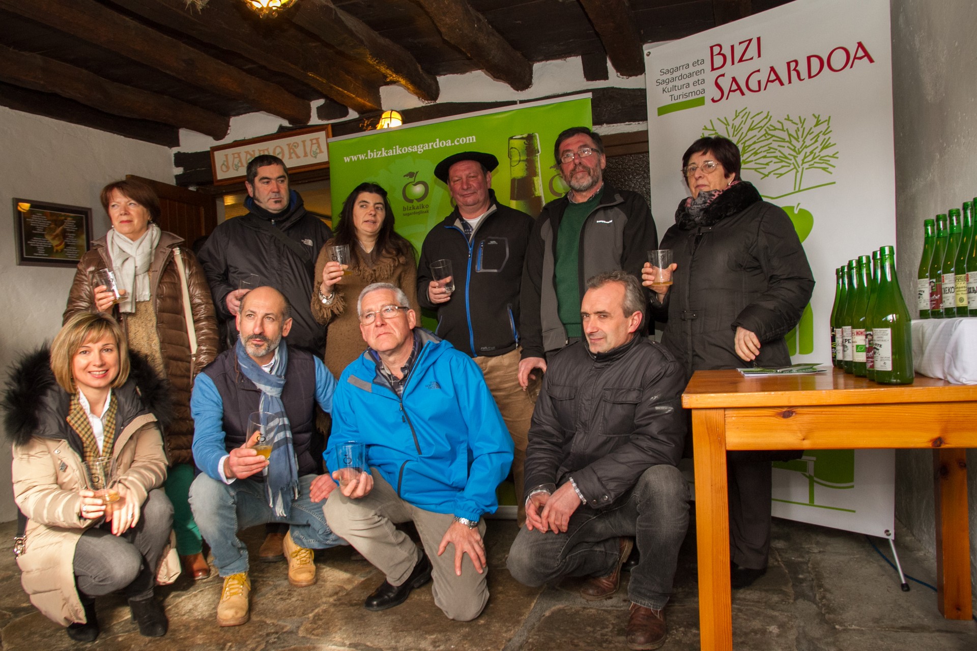Bizkaiko sagardo denboraldia  hasi dute Uxarte sagardotegian