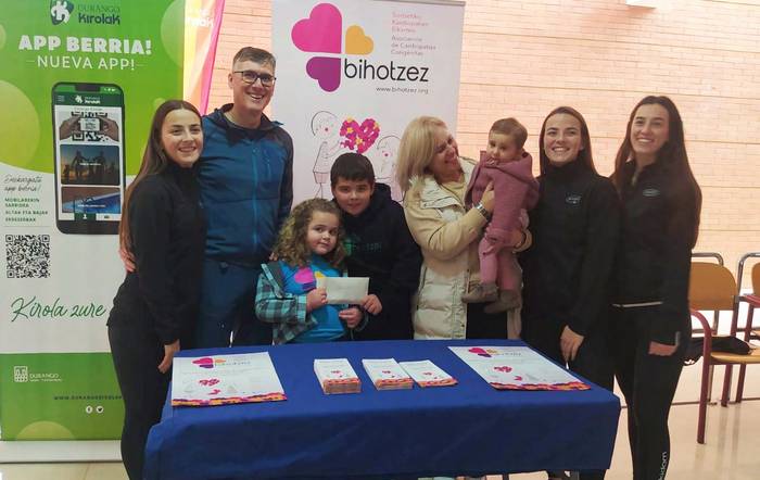 Uztairen kafetegi solidarioagaz 440 euro batu dituzte Bihotzez elkartearentzat