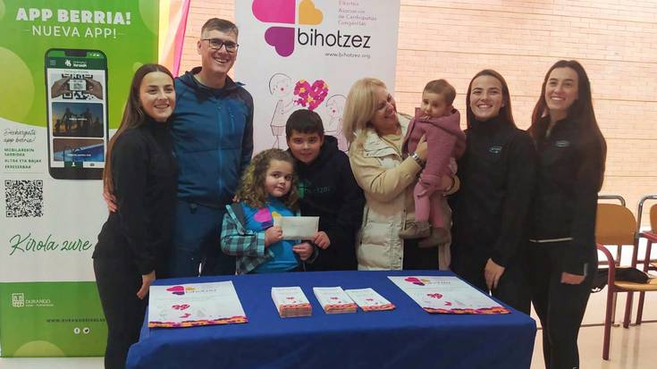 Uztairen kafetegi solidarioagaz 440 euro batu dituzte Bihotzez elkartearentzat