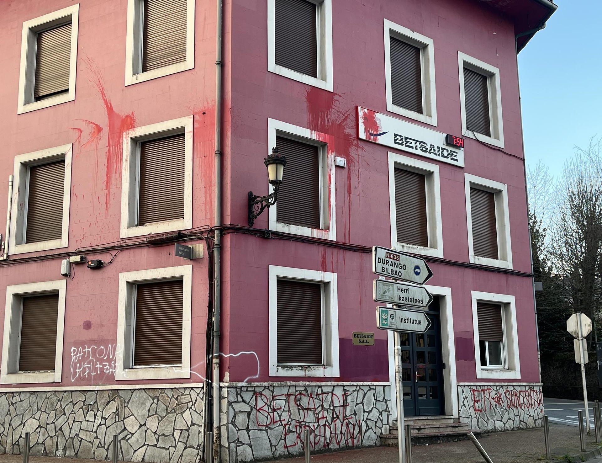 Margo gorria jaurti eta pintaketak egin dituzte Elorrioko Betsaide enpresan