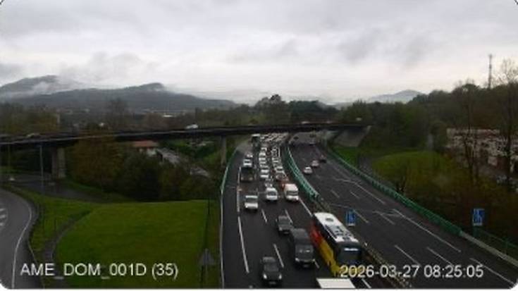 Lau kilometroko auto-ilarak Ap-8an Zornotza parean izandako istripu baten ondorioz