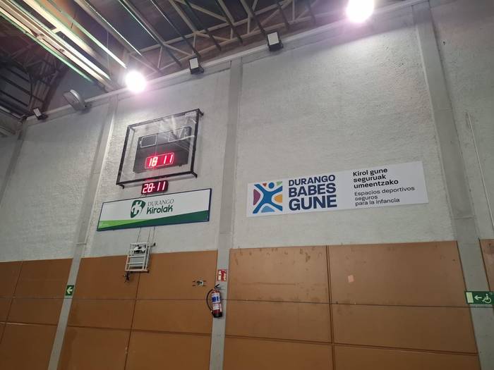 Adin txikiko kirolariak indarkeriatik babesteko panelak Durangoko kirolguneetan