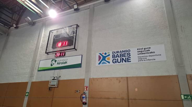 Adin txikiko kirolariak indarkeriatik babesteko panelak Durangoko kirolguneetan