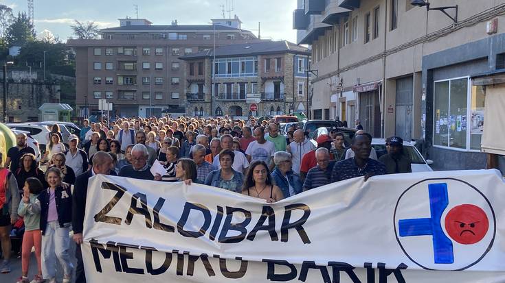 [BIDEOA]: Manifestazio jendetsu batek mediku faltaren auzia "berehala konpontzeko" eskatu du Zaldibarren