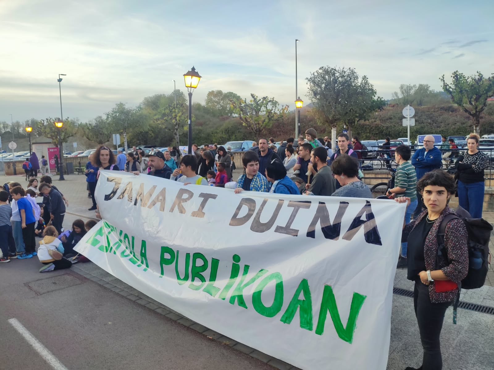 Eskola publikoan janari "duina" ematea aldarrikatu du Iurretako Maiztegi guraso elkarteak