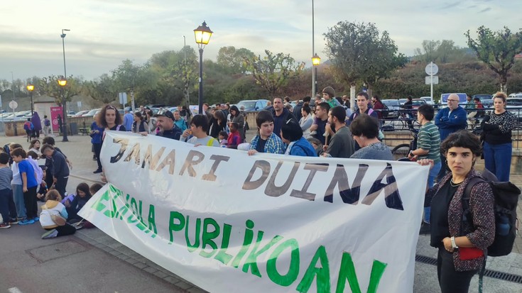 Eskola publikoan janari "duina" ematea aldarrikatu du Iurretako Maiztegi guraso elkarteak