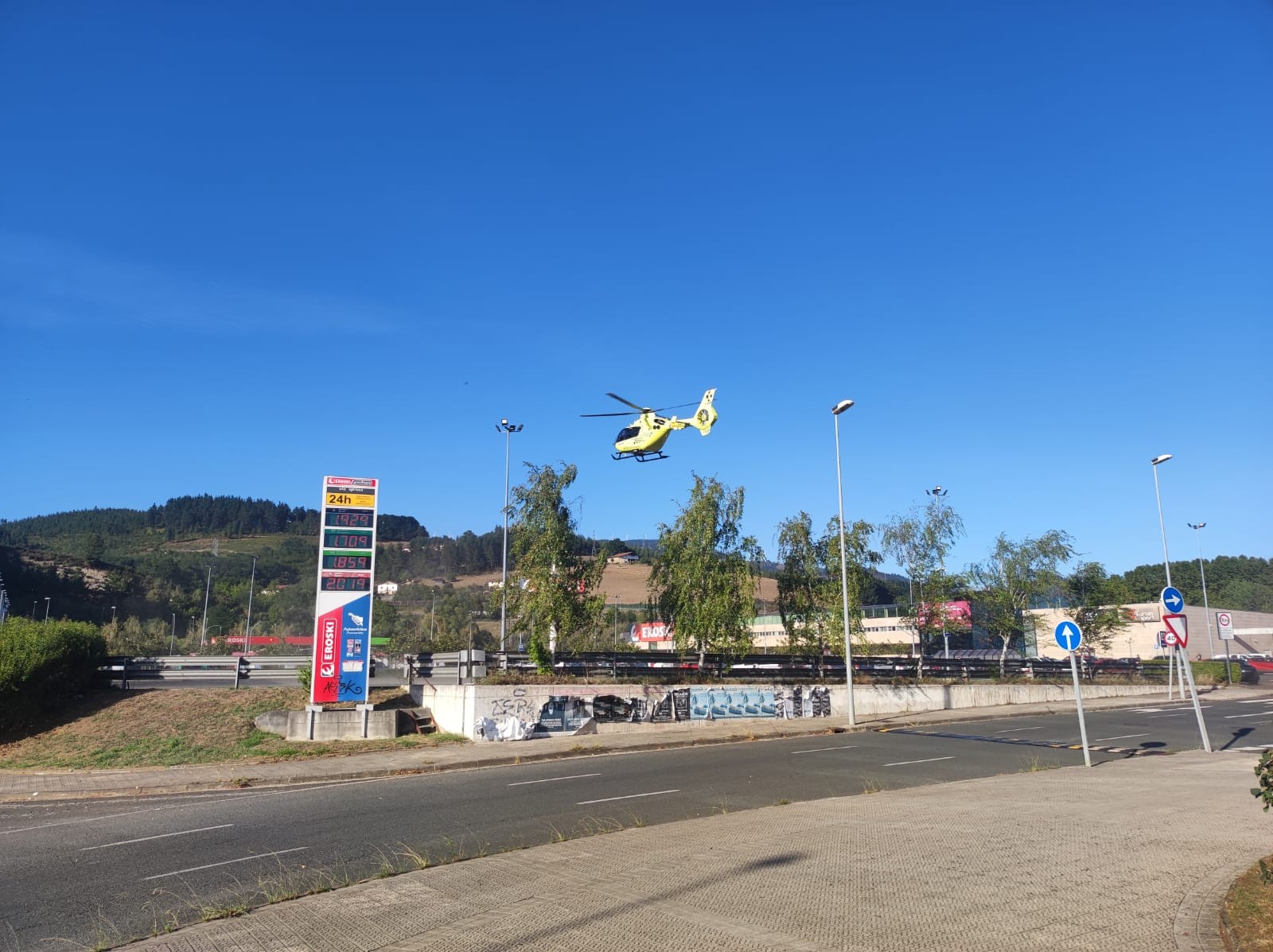 Ondoezik sentitu den txirrindulari bat Gurutzetako ospitalera eraman dute helikopteroz