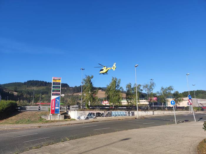 Ondoezik sentitu den txirrindulari bat Gurutzetako ospitalera eraman dute helikopteroz