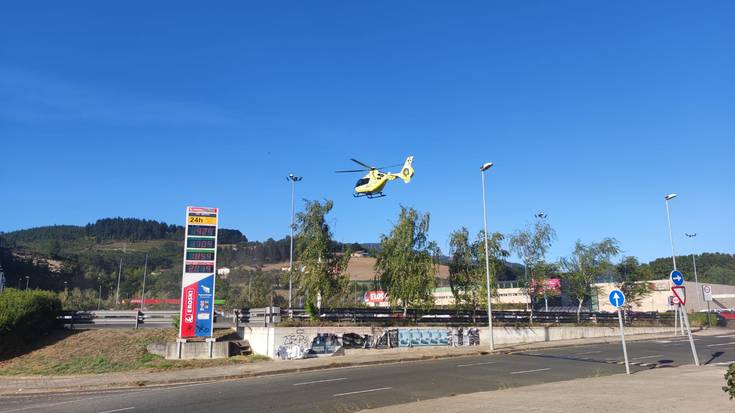 Ondoezik sentitu den txirrindulari bat Gurutzetako ospitalera eraman dute helikopteroz