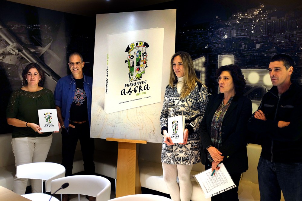 Liburuan bildu dituzte Azokaren 50 urteko historia, irudiak eta istorioak 