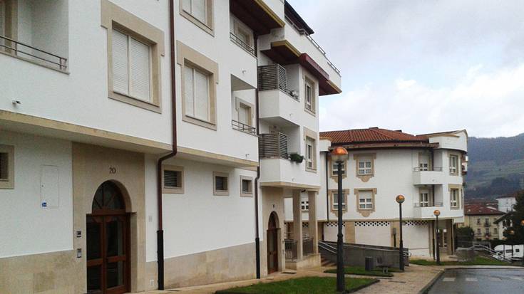 Goieta kaleko etxebizitza bi salgai ipini ditu udalak enkante bidez 
