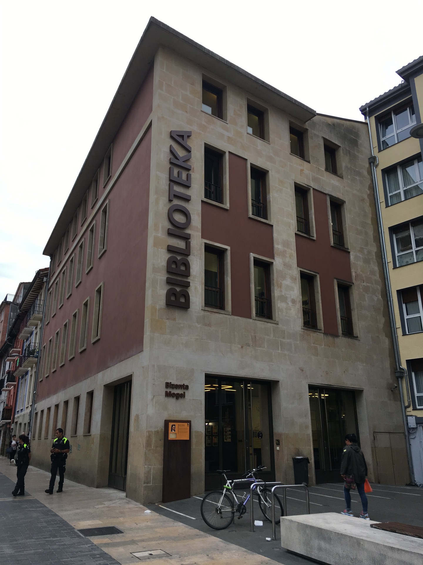 Bizenta Mogel Bibliotekako zerbitzu gehienak martxan daude