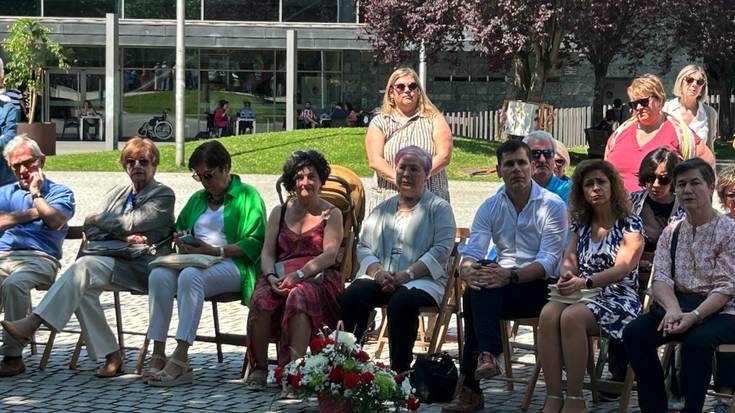 [ARGAZKI GALERIA] Rosa Pajuelok egin du lore eskaintza In Memorian ekitaldian