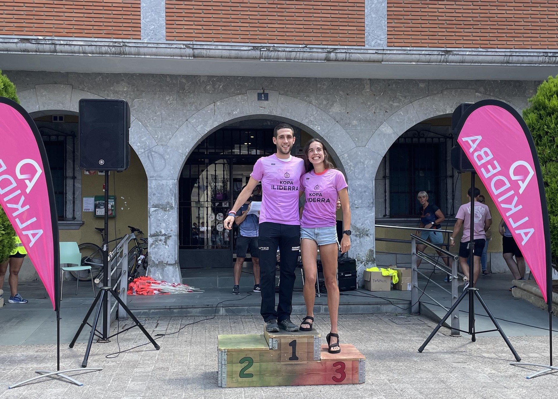 [SAILKAPENA]: Leire Uribek eta Ander Jauregik jantzi dute Durangaldeko Kopako liderraren elastikoa
