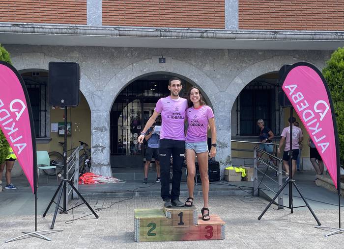 [SAILKAPENA]: Leire Uribek eta Ander Jauregik jantzi dute Durangaldeko Kopako liderraren elastikoa