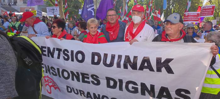 Pentsio duin, publiko eta bidezkoen alde bildutako sinadurak Madrilera eraman dituzte pentsiodunek