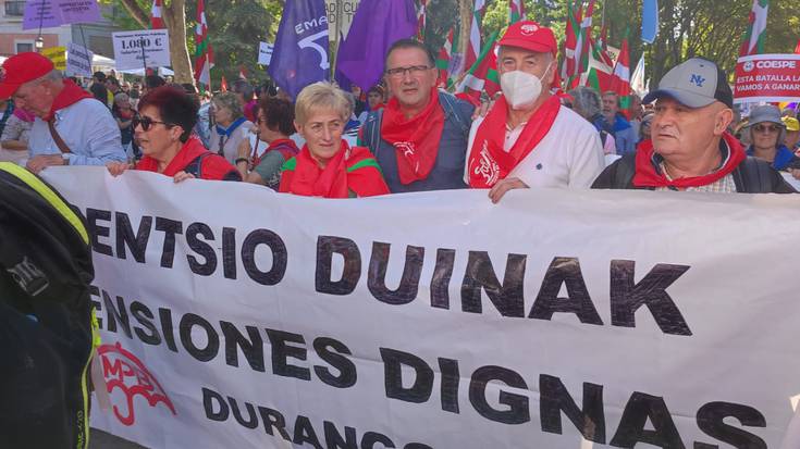 Pentsio duin, publiko eta bidezkoen alde bildutako sinadurak Madrilera eraman dituzte pentsiodunek