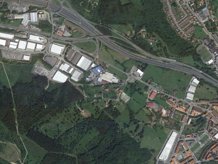 Langile bat Gurutzetako ospitalera eraman dute Boroako industriaguneko lantegi batean istripua eduki ostean