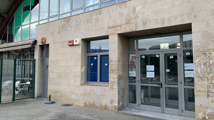 Astolako igerilekuko kontratua enpresa berdinari beste urte batez luzatzea salatu du EH Bilduk