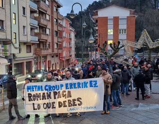 Lebarioko (Abadiño) Metal Group enpresako beharginek manifestazioa egin dute Berrizen