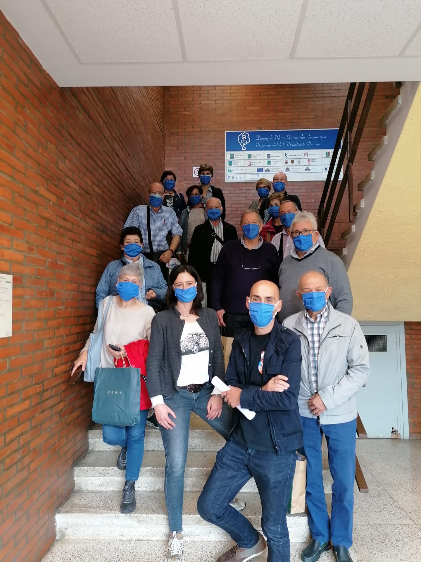 Durangaldeko Mankomunitateak 2.700 maskara higieniko berrerabilgarri banatu ditu adinekoen elkarteen artean