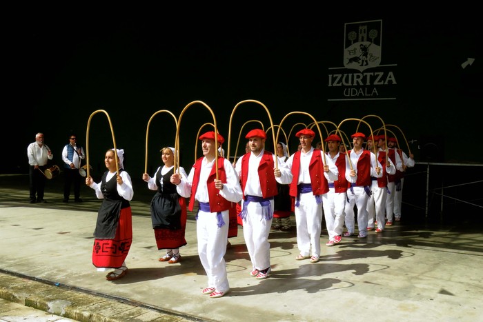 Dantzariak eta bertsolariak Izurtzako jaien amaieran - 4