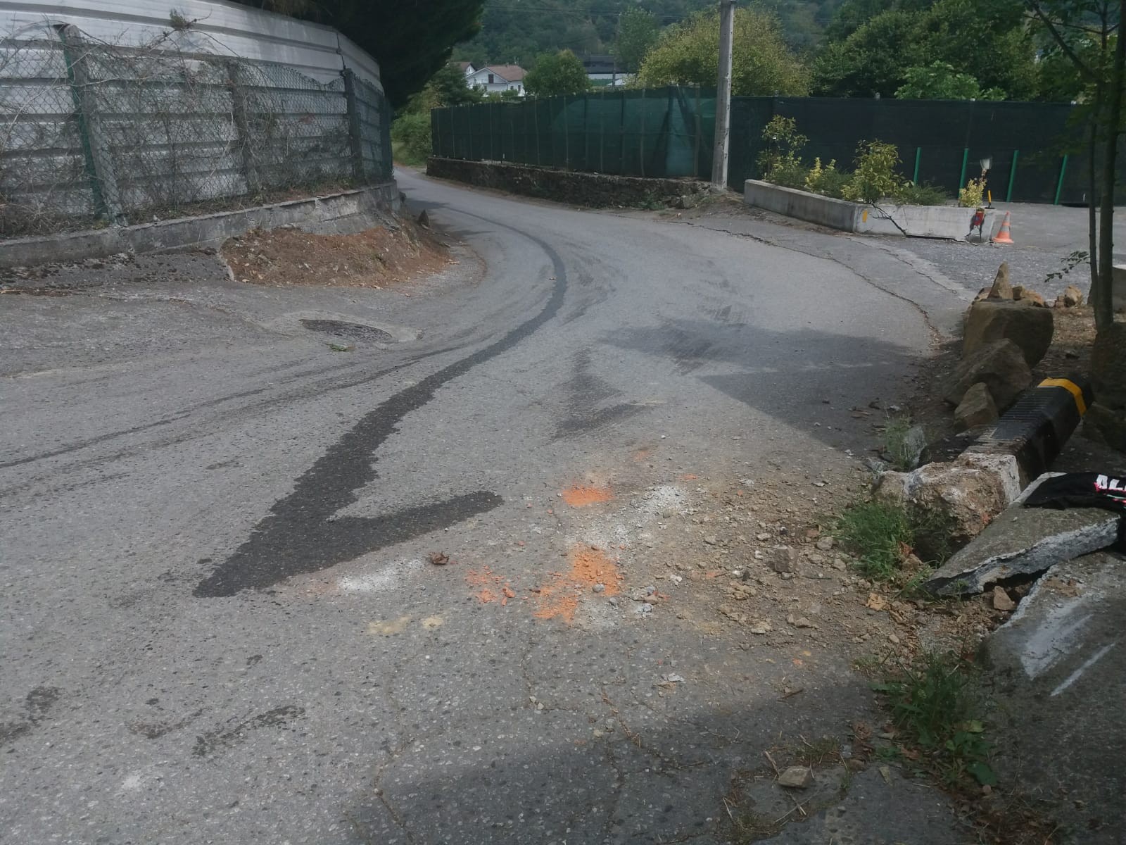 Eguzkitzan istripua izan eta gero auto-gidariak ihes egin duela salatu dute auzokideek