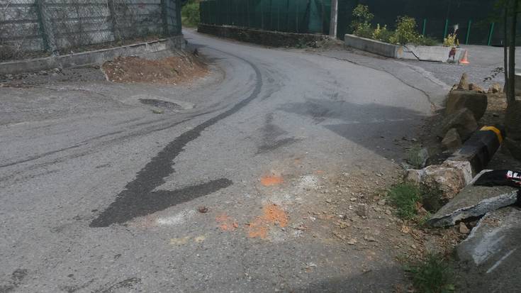 Eguzkitzan istripua izan eta gero auto-gidariak ihes egin duela salatu dute auzokideek