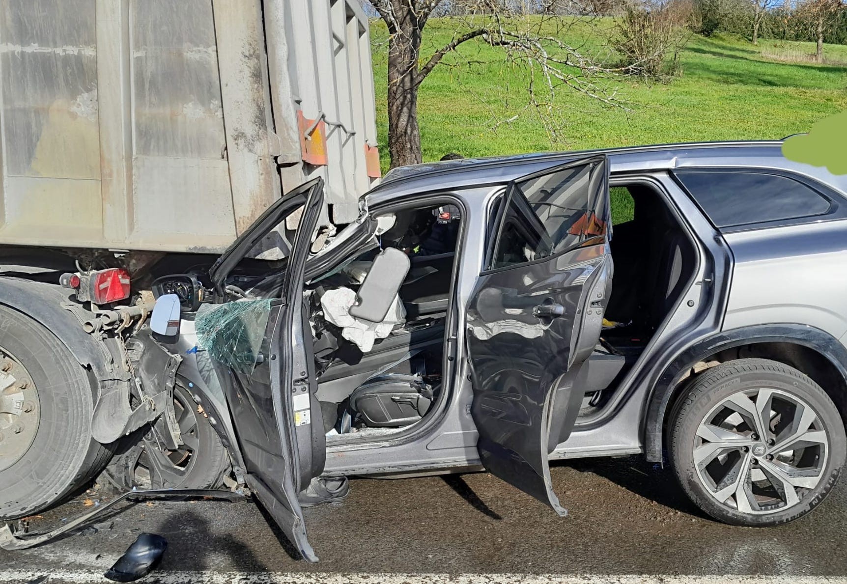 67 urteko auto gidaria hil da Zornotzan kamioi baten kontra izandako istripuan