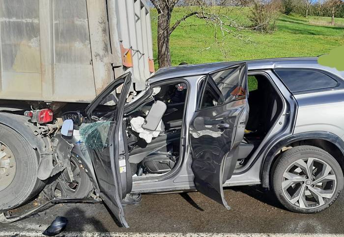 67 urteko auto gidaria hil da Zornotzan kamioi baten kontra izandako istripuan