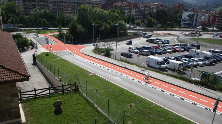 Bizikletentzako bidegorria egokituko dute Olaburu kalean, herriguneko bidegorri osoa lotuko duena