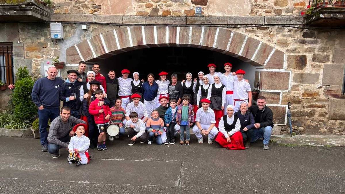 [ARGAZKI GALERIA]: Frontoia lepo bete da santrokaz eguneko dantzarien saioan