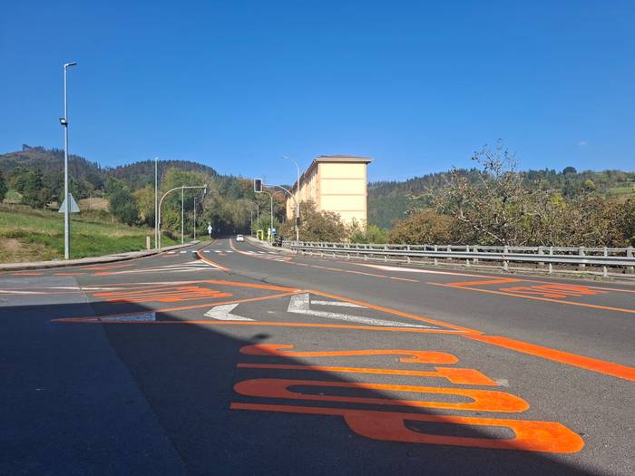 N-634 errepidea hobetzeko lanak martxan, Zaldibarko herrigunean